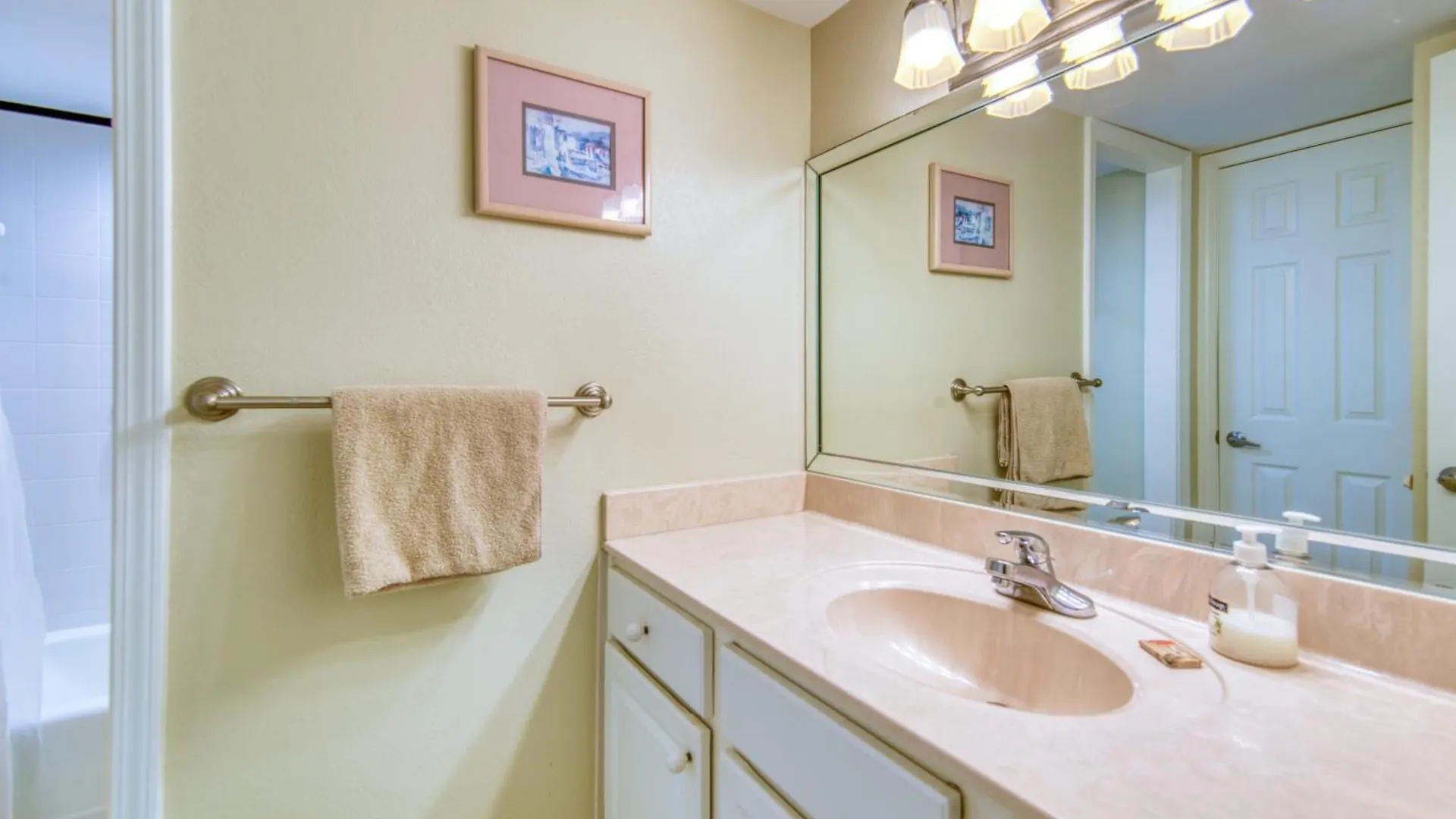 Apartment Beach House Condominiums D404 - Beachfront With Pool, Wifi, & Beach Service Destin