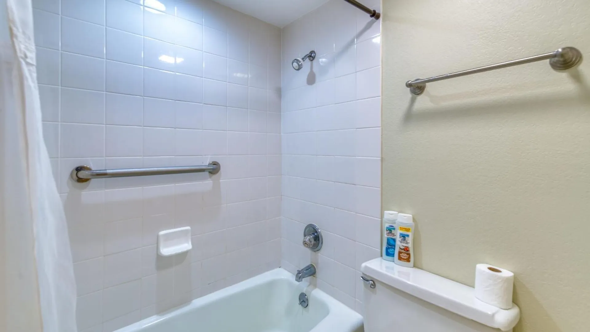 Beach House Condominiums D404 - Beachfront With Pool, Wifi, & Beach Service Destin