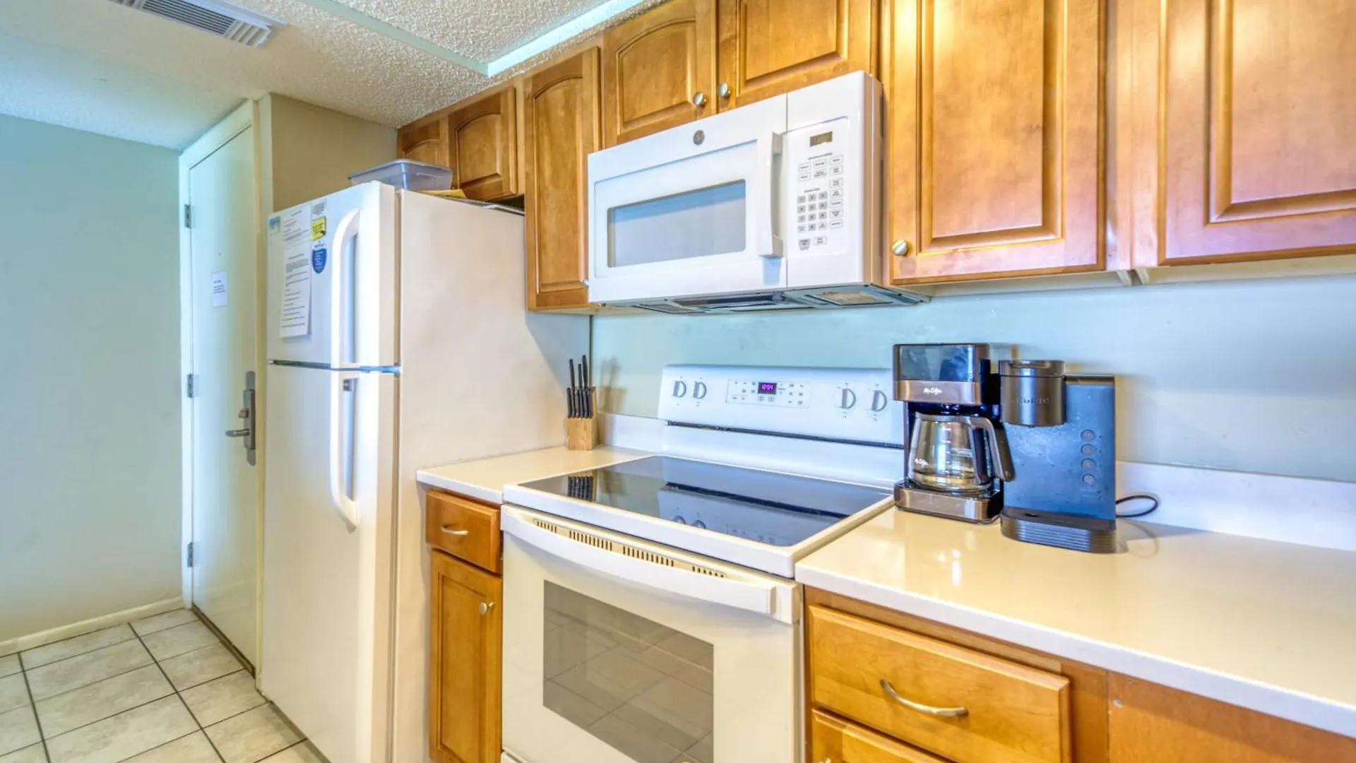 Beach House Condominiums D404 - Beachfront With Pool, Wifi, & Beach Service Destin