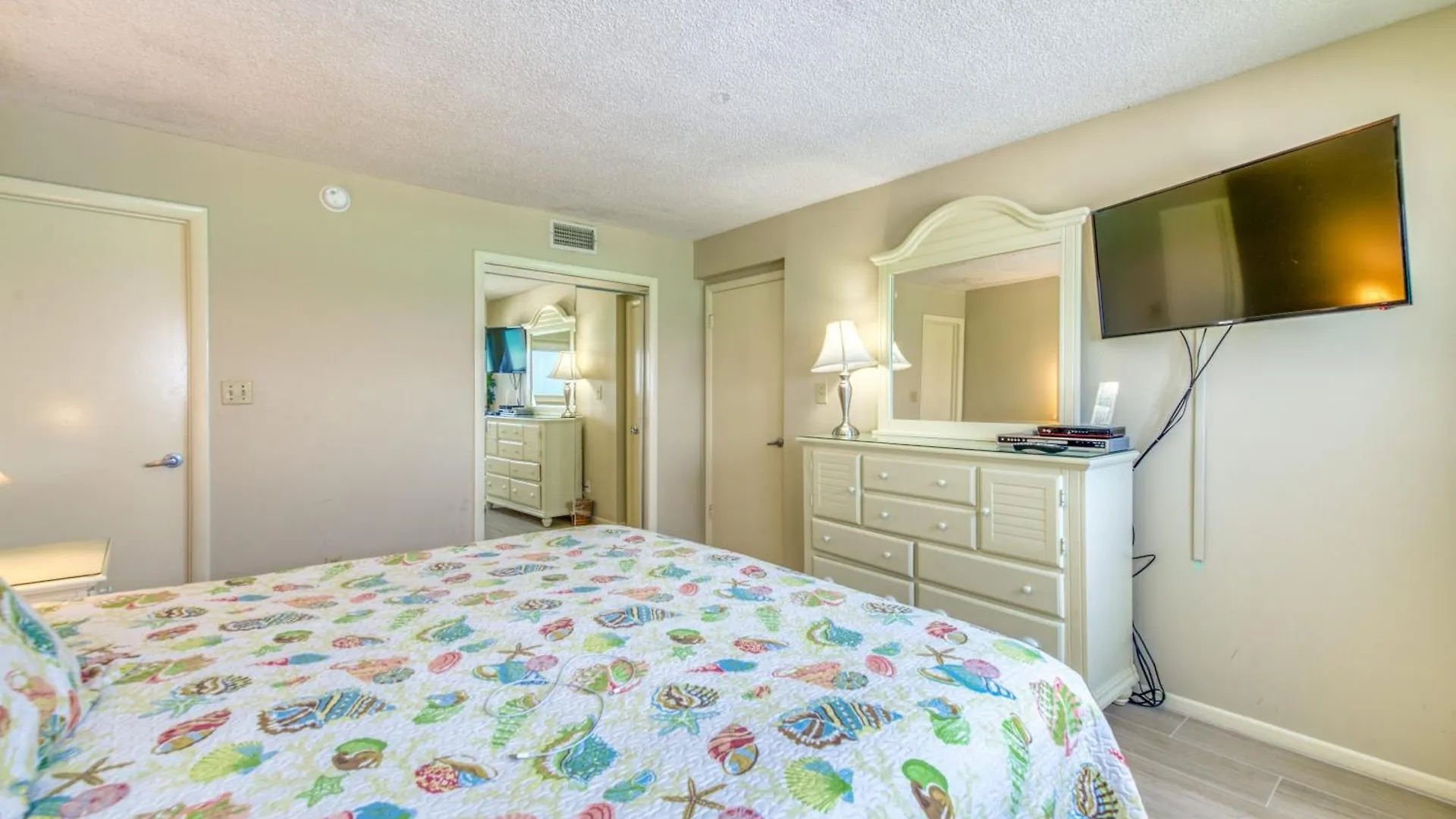 Beach House Condominiums D404 - Beachfront With Pool, Wifi, & Beach Service Destin Apartment