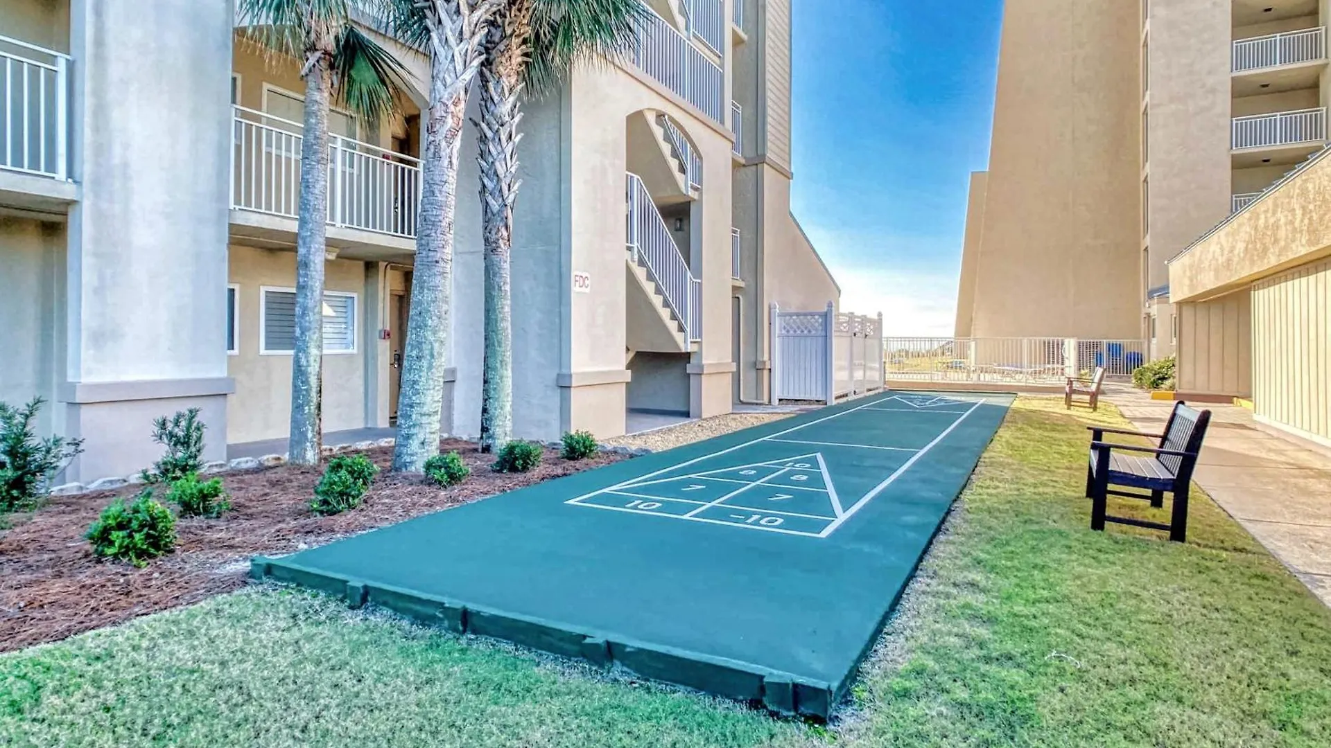 Apartment Beach House Condominiums D404 - Beachfront With Pool, Wifi, & Beach Service Destin