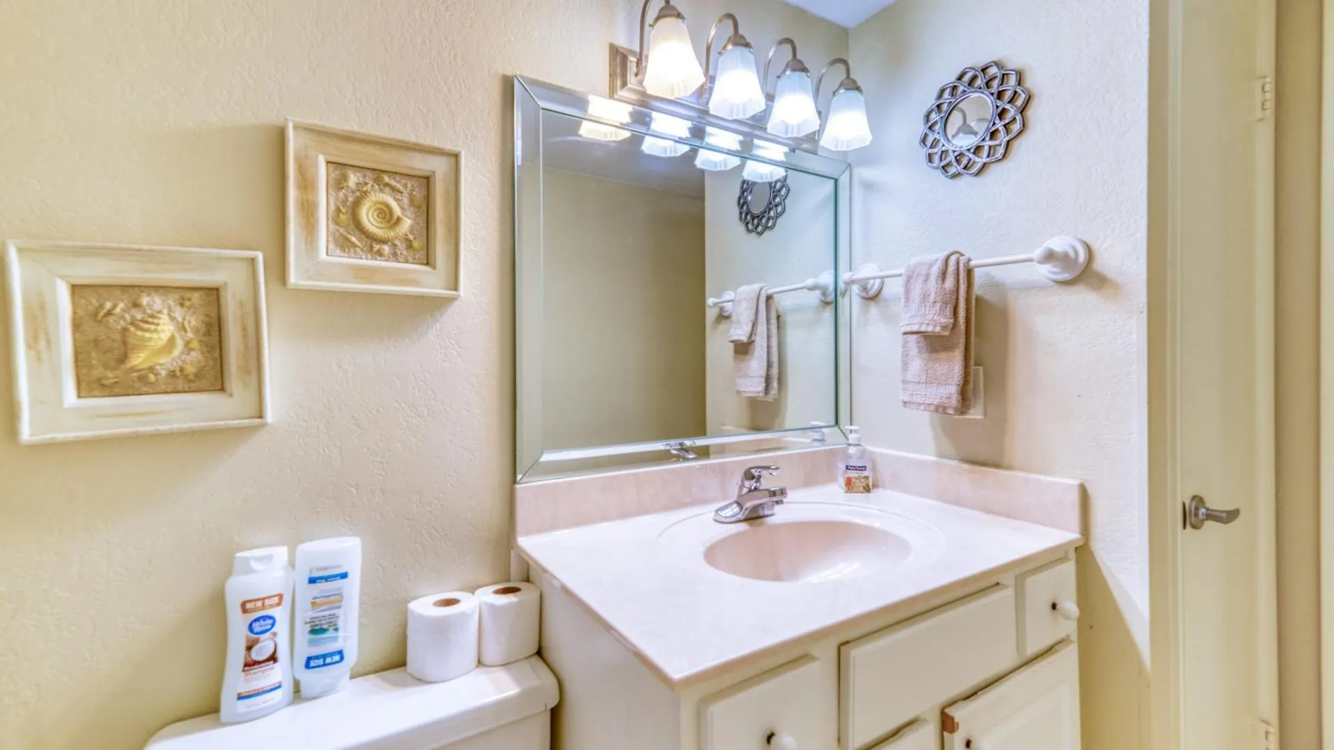 Beach House Condominiums D404 - Beachfront With Pool, Wifi, & Beach Service Destin Apartment