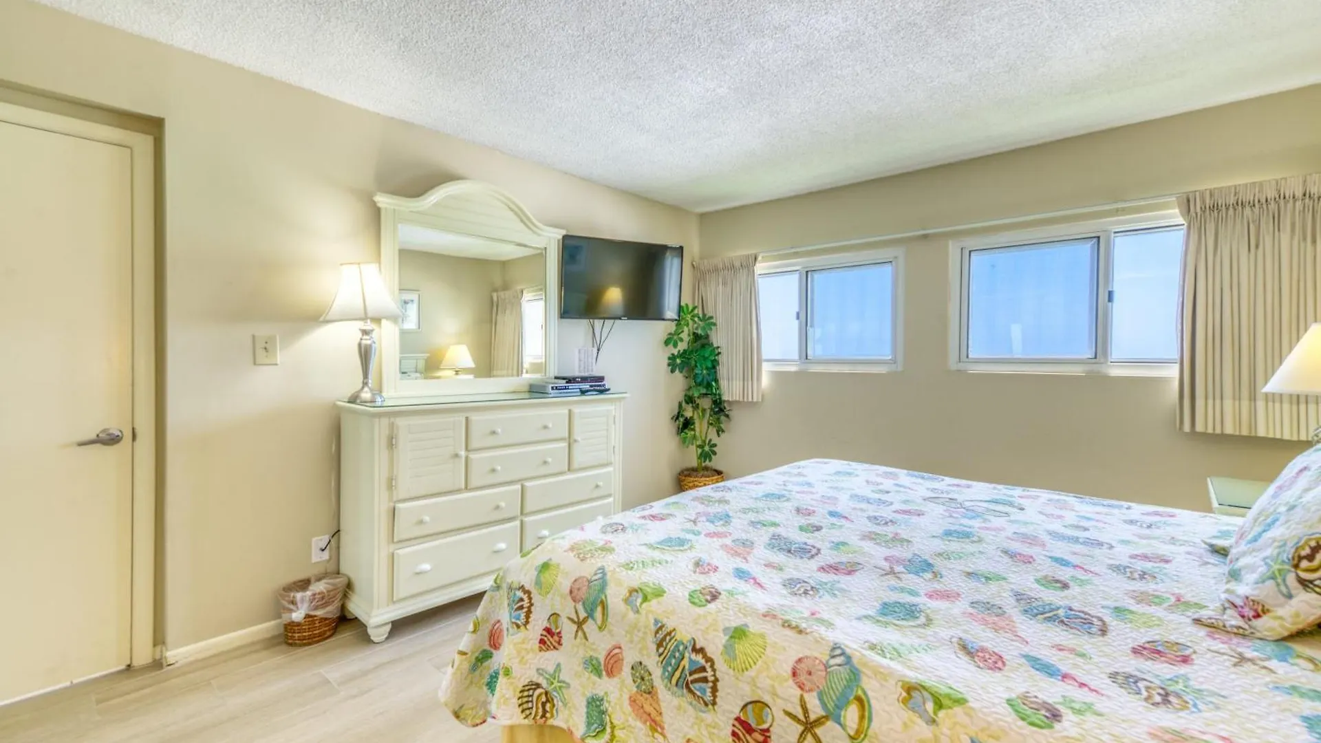 Beach House Condominiums D404 - Beachfront With Pool, Wifi, & Beach Service Destin United States